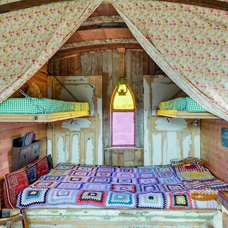 Glamping Wagon - 1 X Double Bed 2 X Single Bed *