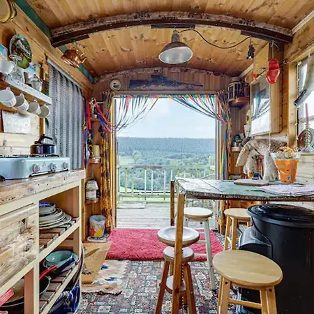 Glamping Wagon - 1 X Double Bed 2 X Single Bed סקארבורו