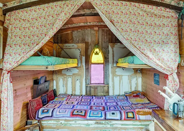 Glamping Wagon - 1 X Double Bed 2 X Single Bed *