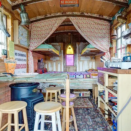 Glamping Wagon - 1 X Double Bed 2 X Single Bed * 스카버러